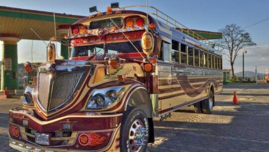 Medio internacional destacó a las coloridas camionetas guatemaltecas