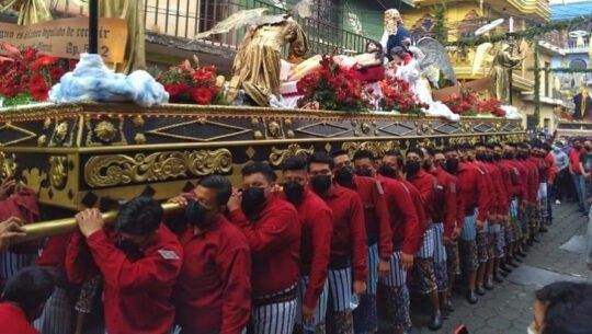Fotografías de los cargadores del Santo Entierro en Santiago Atitlán (2)