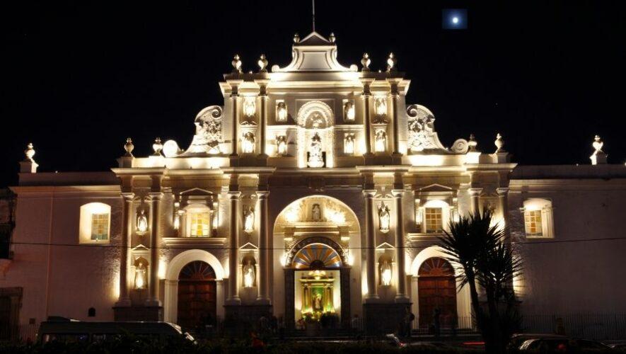 Observaci&oacute;n lunar con telescopios en frente de la Catedral San Jos&eacute; de Antigua Guatemala | Abril 2022