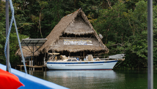 Restaurante El Manglar, un lugar único en medio de los manglares de Río Dulce