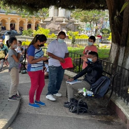maesto originario de Alta Verapaz que ofrece clases gratis en el parque