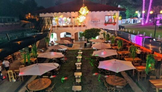 Restaurante Casa Blanca Amatitlán, un lugar con mesas al aire libre y columpios