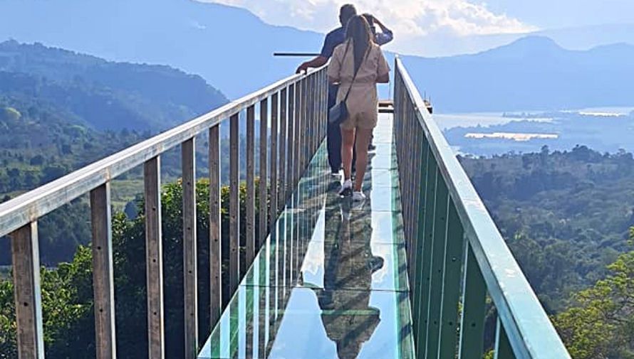 Restaurante El Bambú inaugurará el primer puente de vidrio