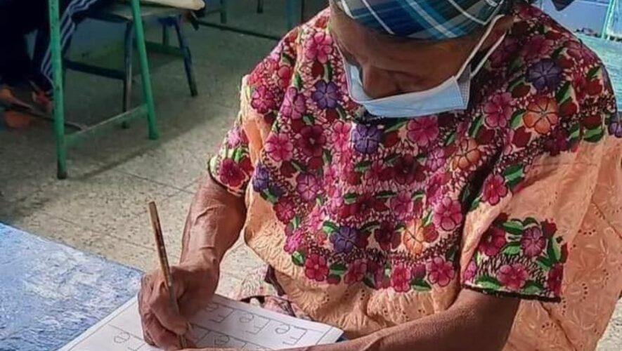 Abuelita de 75 años quiere aprender a escribir