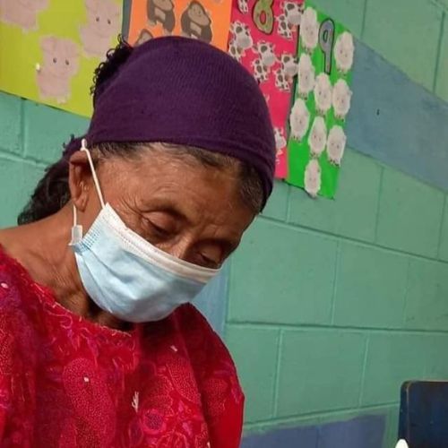 Abuelita de Momostenango quiere aprender a escribir