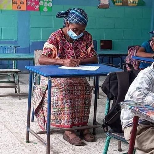 Abuelita recibe clases con 75 años