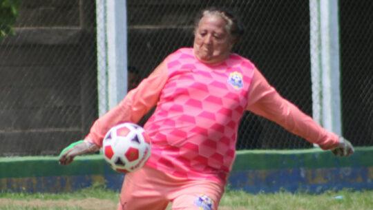 Alma Aracely Salazar, la portera de 57 años que sigue demostrando su pasión por el fútbol