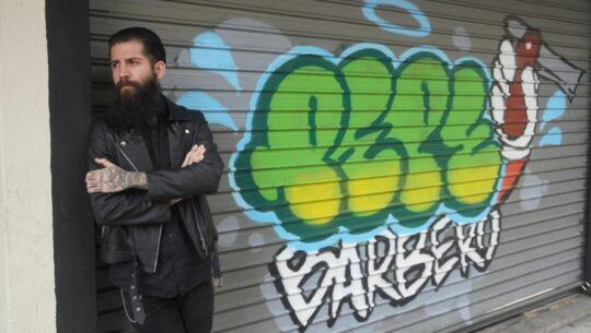 Pepe Barbero inauguró su barbería gratuita