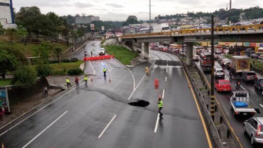 Rutas alternas por hoyo en kilómetro 15
