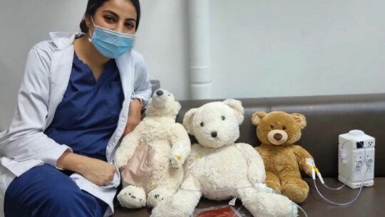 Sara Garrido crea osos interactivos para fallas renales