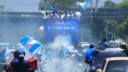 Caravana de bienvenida de la Selección Nacional Sub-20 pasando por las calles de Guatemala