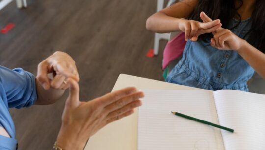 Lugares donde puedes aprender lenguaje de señas y braile