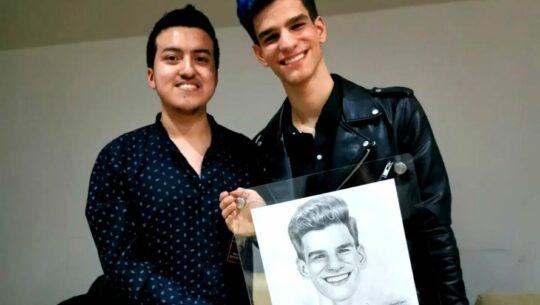 Alejandro Requena entregó un retrato hecho con lápiz a Nelson Carreras de Guatemala