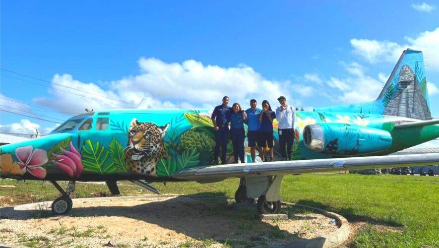 Artistas-realizaron-murales-conmemorativos-en-un-avion-dentro-del-Aeropuerto-Mundo-Maya-en-Peten