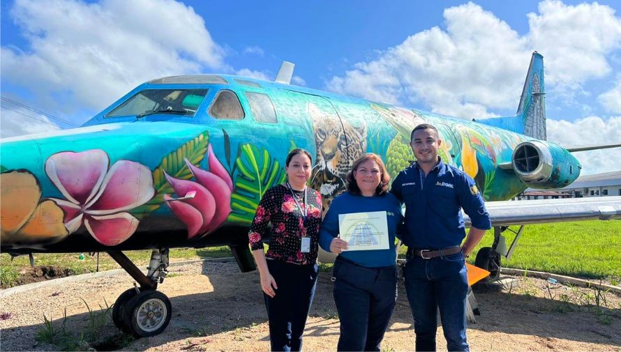 Artistas realizaron murales conmemorativos en un avión dentro del Aeropuerto Mundo Maya