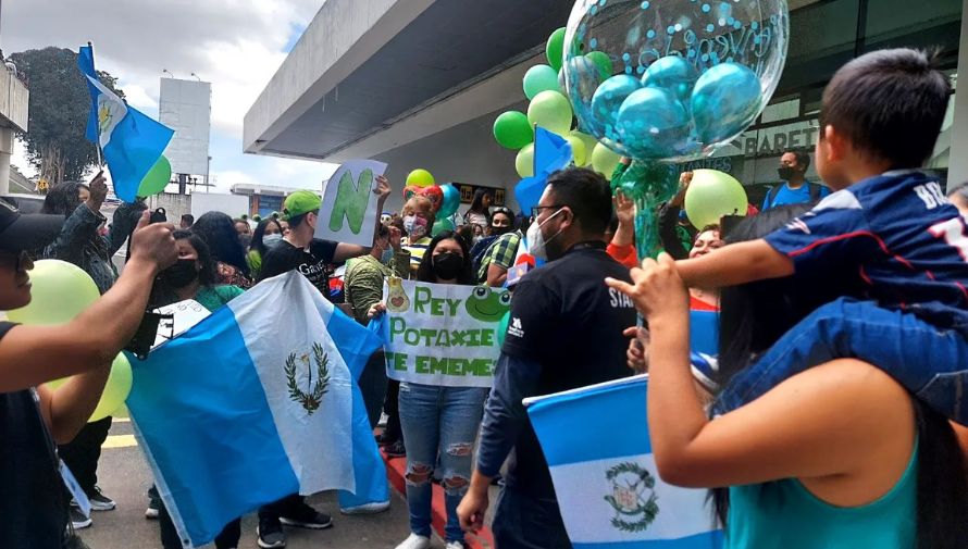 Así fue la caravana de bienvenida para Nelson Carreras en Guatemala