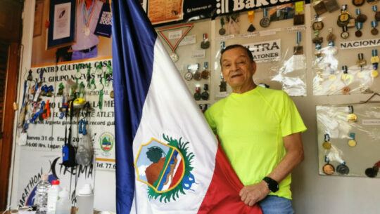 Carlos Argueta impuso récord al correr maratón de 50 km en la pista más pequeña del mundo