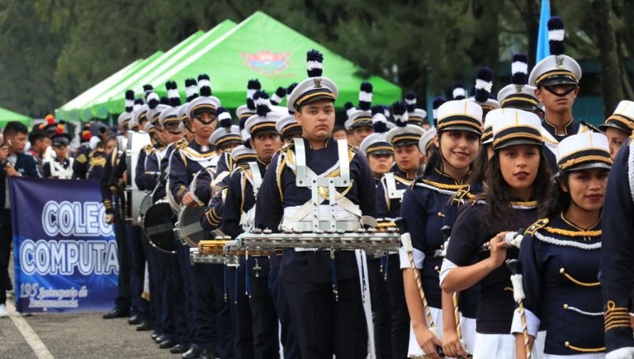 Desfile de bandas escolares en Ciudad de Guatemala