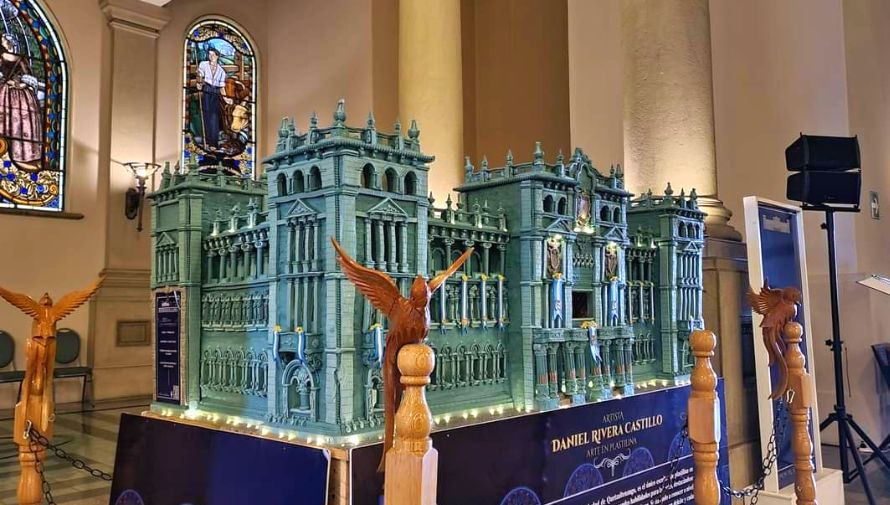El quetzalteco Daniel Rivera hizo una réplica gigante en plastilina del Palacio Nacional Guatemala