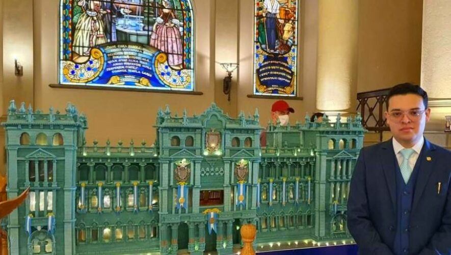 El quetzalteco Daniel Rivera hizo una réplica gigante en plastilina del Palacio Nacional de Guatemala