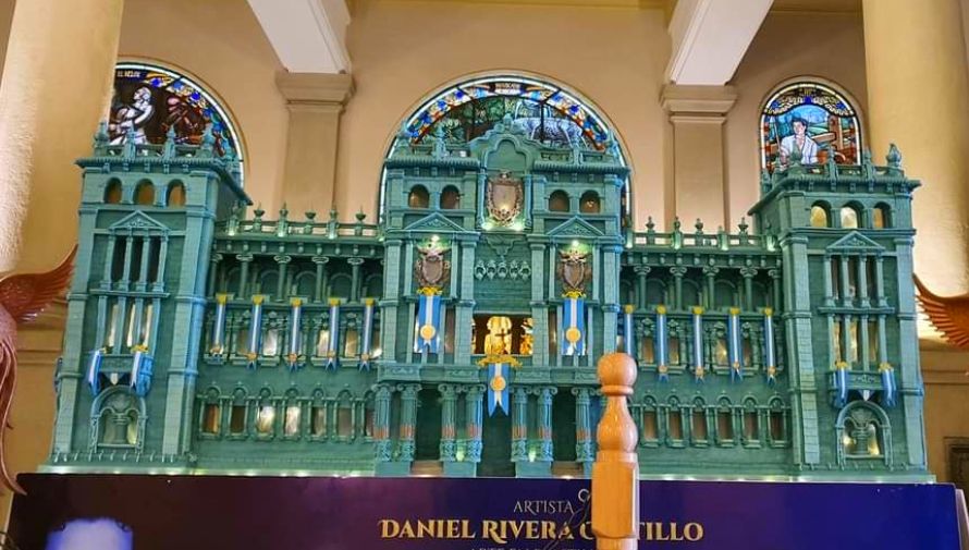 El quetzalteco Daniel Rivera hizo una réplica gigante en plastilina del Palacio Nacional