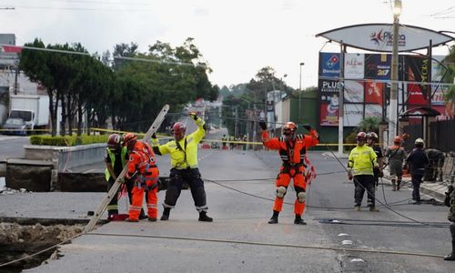 Guatemaltecos muestran solidaridad con familia y rescatistas en el lugar del hundimiento de Villa Nueva