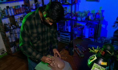 Kike Rodríguez realizando una escultura en su estudio.