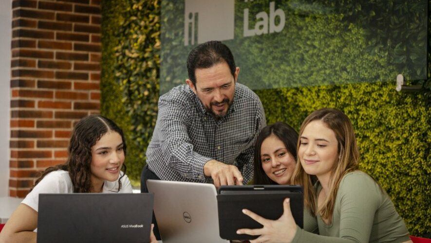 Lanzamiento de programas actualizados de posgrados en la Universidad Rafael Land&iacute;var | Octubre 2022
