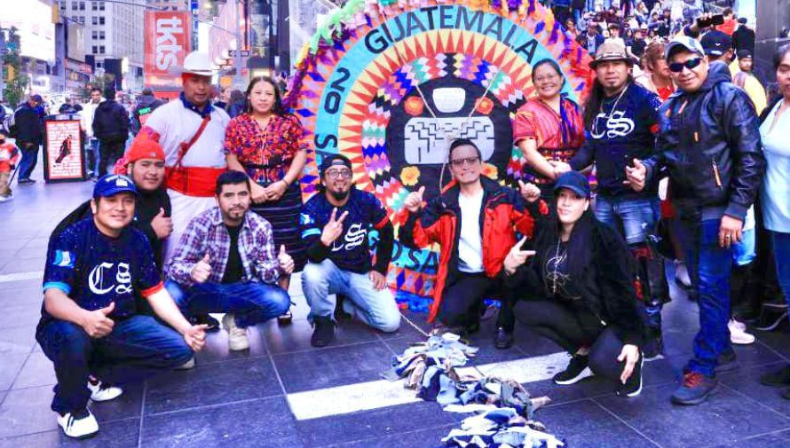 Originarios de Santiago Sacatepéquez exhiben un barrilete gigante hecho a mano en Nueva York