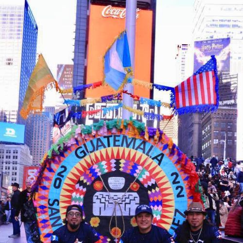 Originarios de Santiago Sacatepéquez exhiben un barrilete gigante hecho a mano en USA