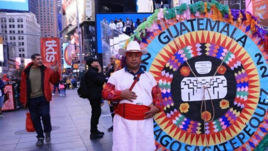 Originarios de Santiago Sacatepéquez exhiben un barrilete gigante hecho a mano en el Times Square