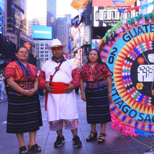 Originarios de Santiago Sacatepéquez exhiben un barrilete gigante hecho a mano en el Times Square USA