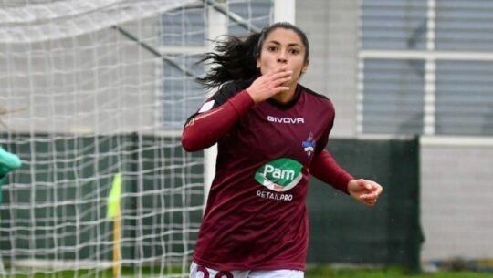 Ana Lucía Martínez marcó un triplete en el partido de victoria del Pomigliano Femminile