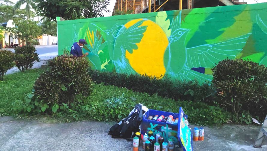 Artistas realizan murales de aves guatemaltecas en Morales Izabal Guatemala