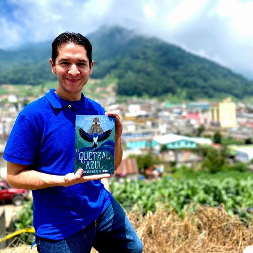 Autor Dennis Avelar, autor de El Quetzal Azul, el mundo desde el cielo, libro con personajes y referencias guatemaltecas