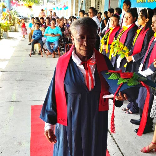 Natividad Ávila Ramírez, de 70 años, se graduó de Bachiller en Ciencias y Letras en Guatemala