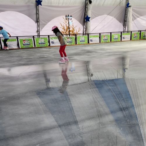 Pista de hielo en iglú para niños en Festival Navideño Paseo La Sexta