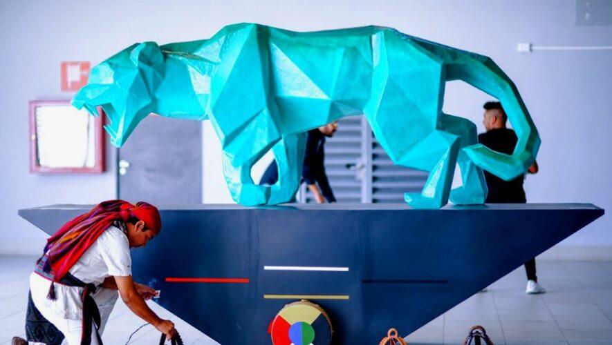 El artista plástico Rodolfo Guevara en compañía de Movimiento Tikin, creó una escultura en Petén
