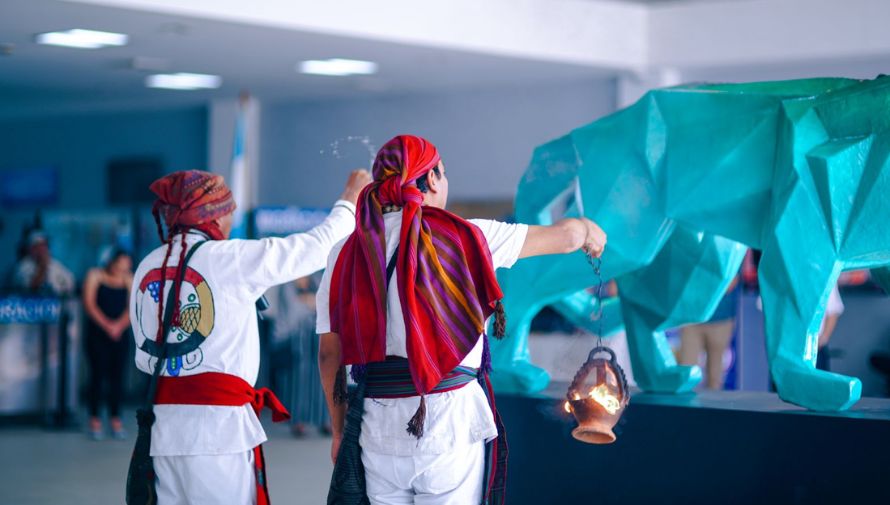 El artista plástico Rodolfo Guevara en compañía de Movimiento Tikin, creó una escultura en Petén Guatemala