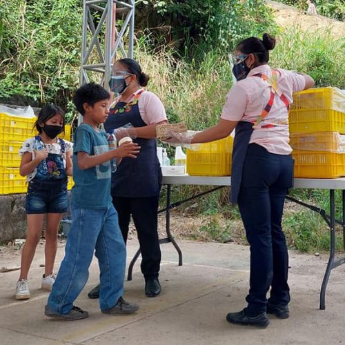 Entrega de kits de alimentos a familias guatemaltecas
