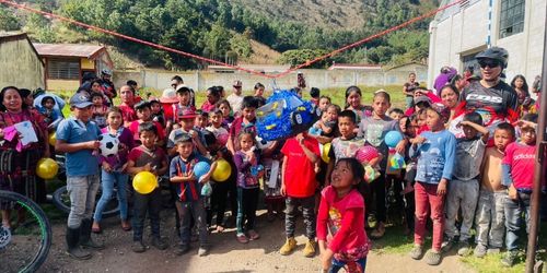 Entrega de regalos por Ciclistas del Sur Guatemala