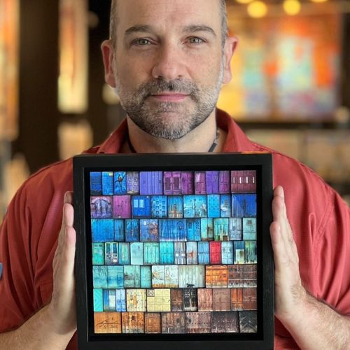 Exposición del collage de puertas «La Bella» de Alan Benchoam en Guatemala 2022