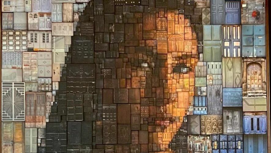 Exposici&oacute;n del collage de puertas &laquo;La Bella&raquo; de Alan Benchoam en Guatemala | Diciembre 2022