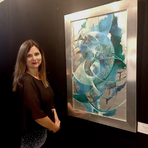 Mariana Siebold junto a una de sus obras