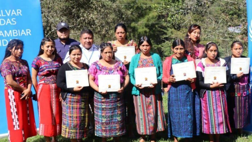 Mujeres indígenas reciben el título de ingenieras solares, diciembre 2022