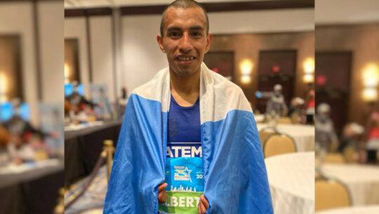 Alberto González impuso nuevo récord centroamericano en el Medio Maratón de Houston 2022