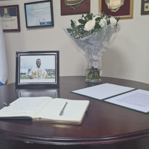 Firma de libro de condolencias en Guatemala por muerte de Pelé 2023