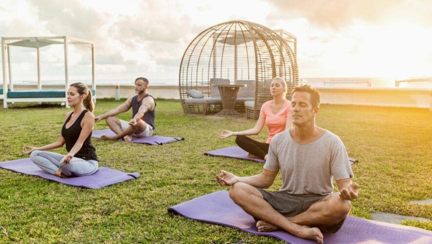 Sesi&oacute;n de yoga y cine de Bollywood en San Antonio Aguas Calientes | Enero 2023