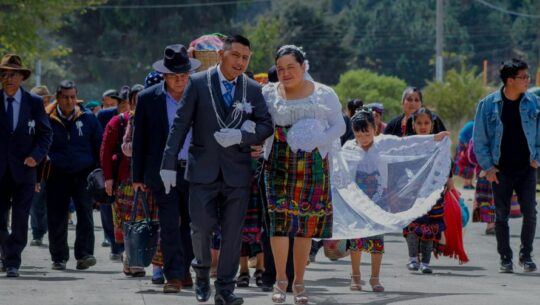 La historia detrás de las fotografías que se hicieron virales de una boda en Totonicapán