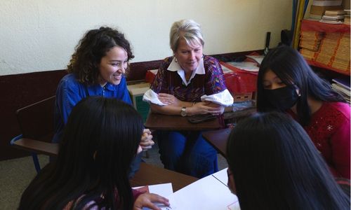 Gaby Moreno en un aula de la Escuela María Raimunda, Patzicía, Chimaltenango
